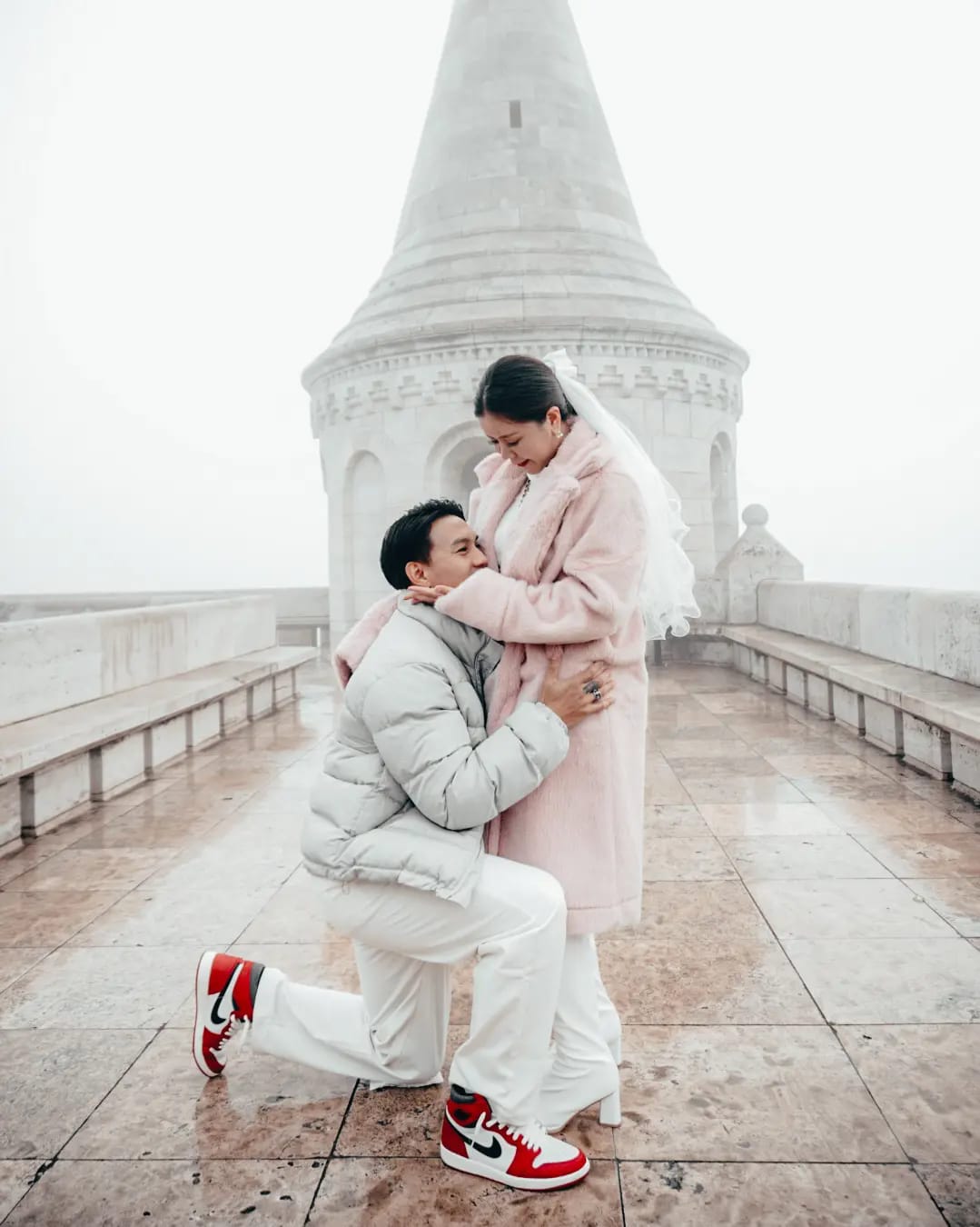  ลีซอ ธีรเทพ สละโสดแล้ว หลังคุกเข่าขอแฟนสาวแต่งงานที่ฮังการี 